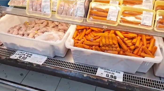 DECON encontra duas toneladas de carnes impróprias para consumo em supermercado de Duque de Caxias